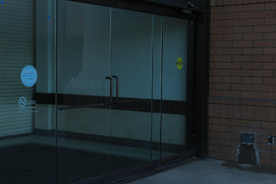 Commercial storefront lockout service